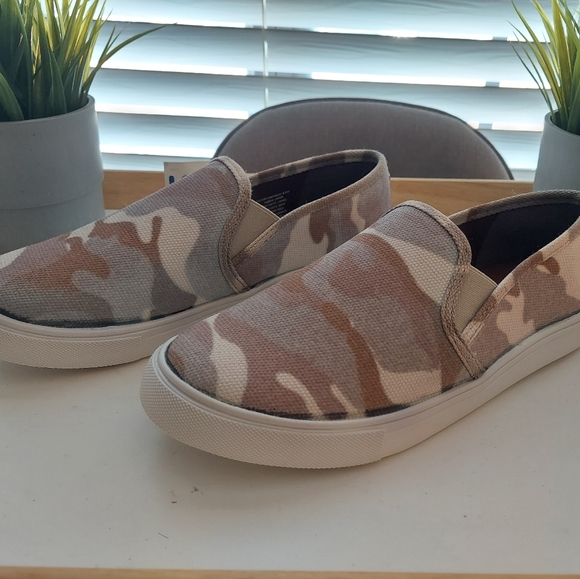 Steve Madden Shoes - NWT Steve Madden (Safary) Slip On